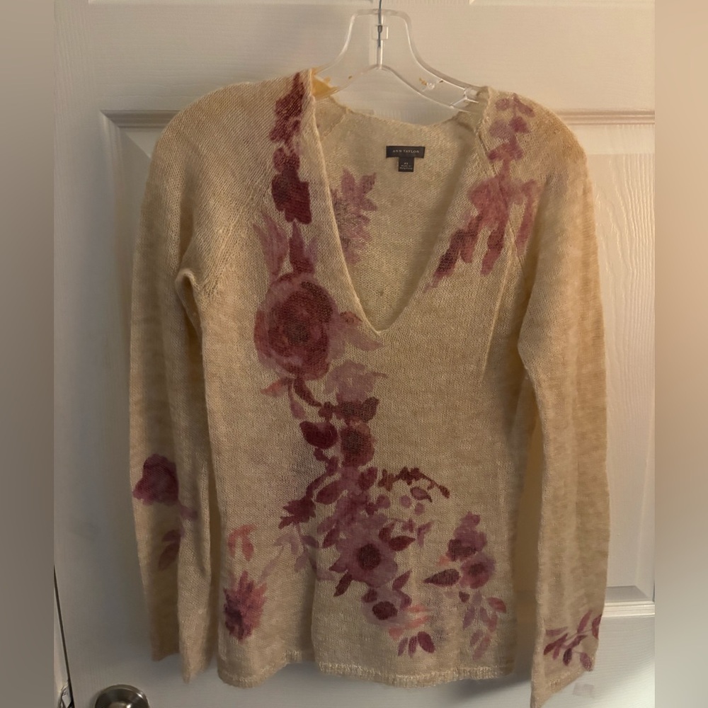 Feminine Ann Taylor v-neck tissue knit sweater w/ violet florals. Size xs